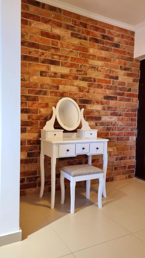 Anja & Ogo Apartments Sea View & Pool Petrovac Luaran gambar