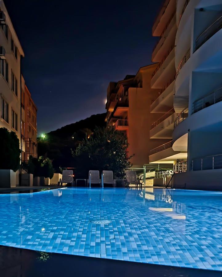 Anja & Ogo Apartments Sea View & Pool Petrovac Luaran gambar