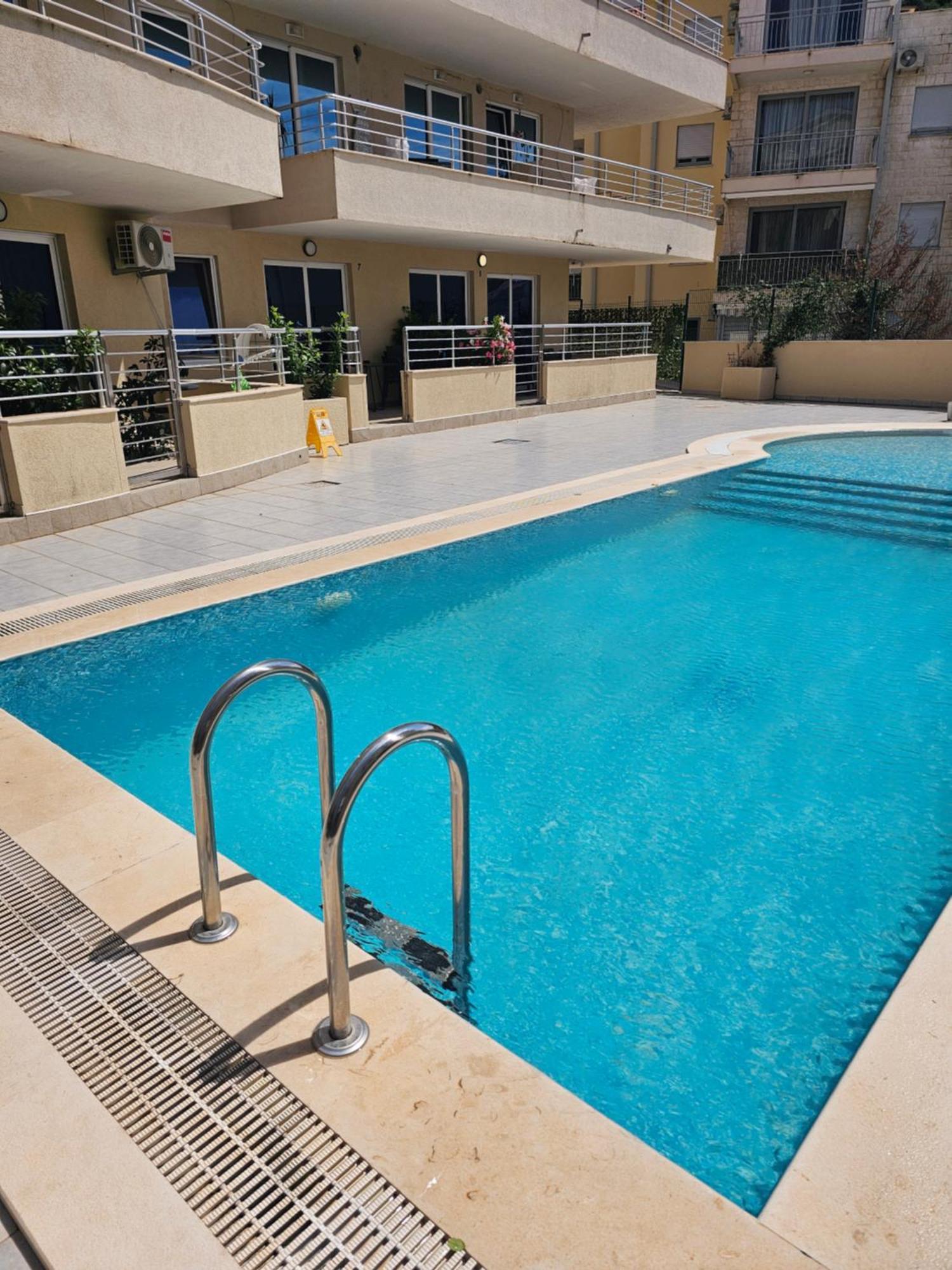 Anja & Ogo Apartments Sea View & Pool Petrovac Luaran gambar